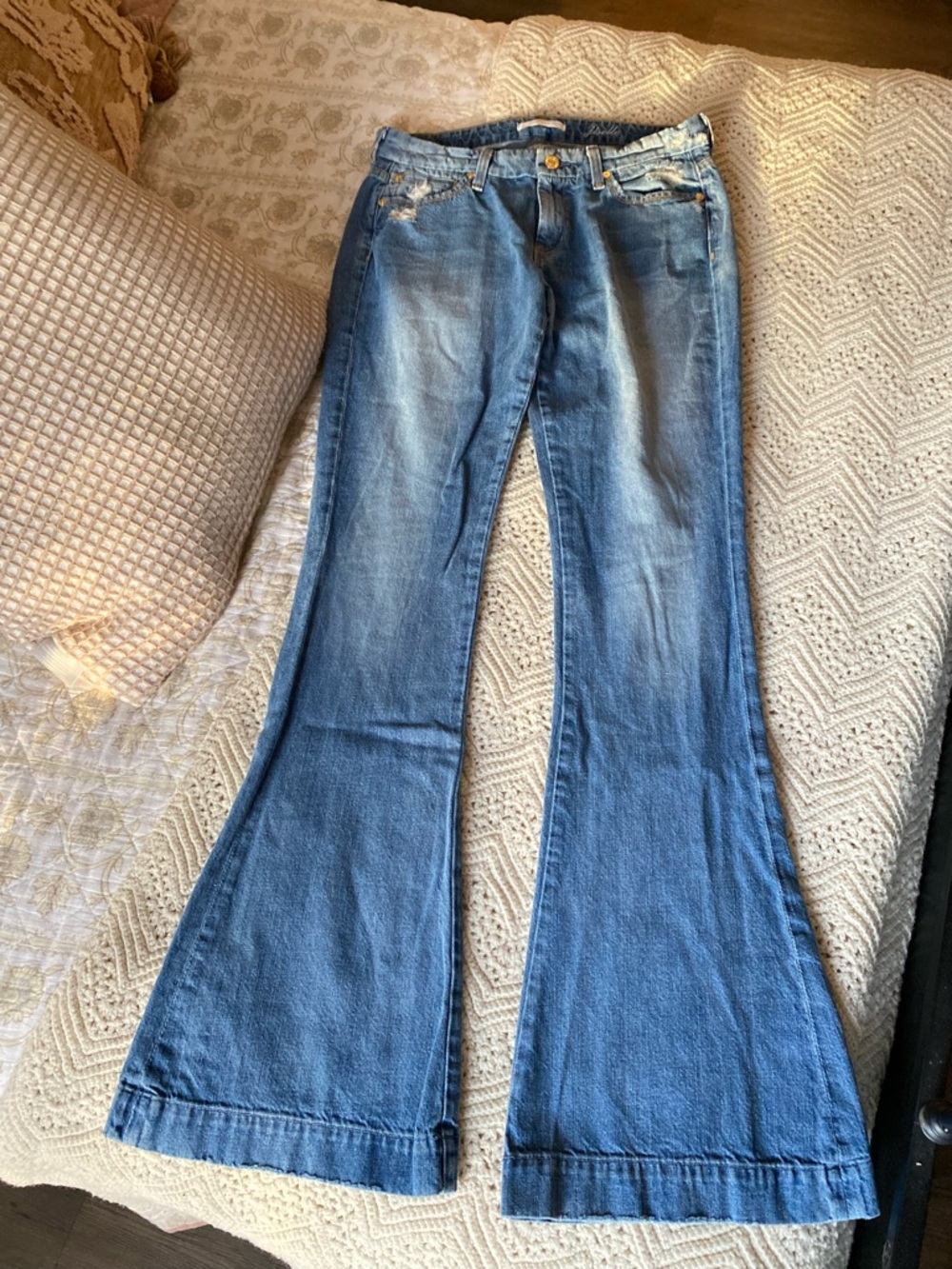 7 For All Mankind Jiselle Light Wash Flare Leg Mid Rise Denim Jeans — Women’s 28
